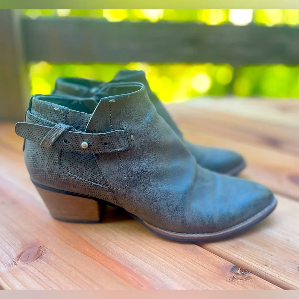 Dolce Vita brown leather ankle booties - Picture 1 of 9